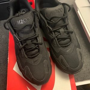 Nike air max 200 black men 7.5 women size 8.5
